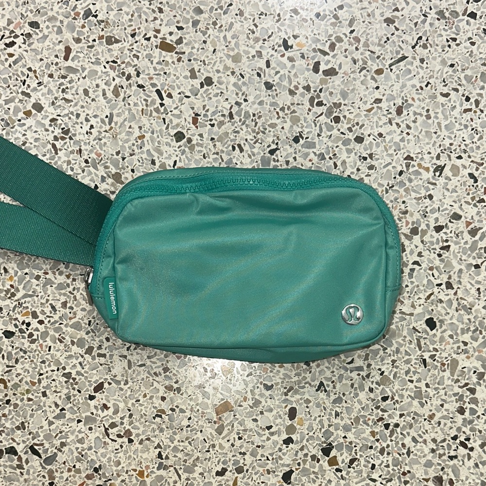 New without tags Lululemon green belt bag